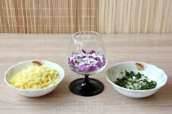 название картинки Слоеный салат с курицей и ананасами