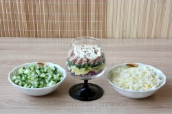 название картинки Слоеный салат с курицей и ананасами