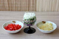 название картинки Слоеный салат с курицей и ананасами