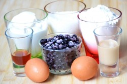 Сметанные кексы с черникой - шаг 1