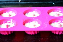 Сметанные кексы с черникой - шаг 8