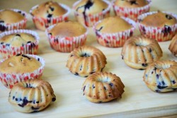 Сметанные кексы с черникой - шаг 9