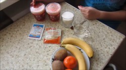 Сметанный десерт с фруктами и ванилью - шаг 1 Сметанный десерт с фруктами и ванилью - шаг 1