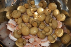 название картинки Сметанный салат с креветками и шампиньонами