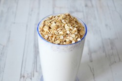 Смузи с овсяными хлопьями бананом