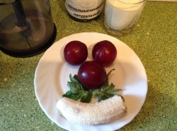 Смузи со сливами и бананом Сладкая парочка - шаг 1