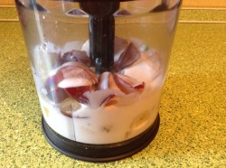 Смузи со сливами и бананом Сладкая парочка - шаг 3