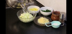 Сочный пирог с капустой, яйцами и зеленью - шаг 2 Сочный пирог с капустой, яйцами и зеленью - шаг 2