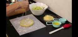 Сочный пирог с капустой, яйцами и зеленью - шаг 4 Сочный пирог с капустой, яйцами и зеленью - шаг 4