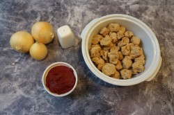 Соевое мясо с луком и томатной пастой - шаг 1 Соевое мясо с луком и томатной пастой - шаг 1