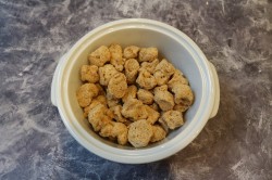 Соевое мясо с луком и томатной пастой - шаг 2 Соевое мясо с луком и томатной пастой - шаг 2