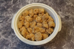 Соевое мясо с луком и томатной пастой - шаг 3 Соевое мясо с луком и томатной пастой - шаг 3