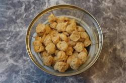 Соевое мясо с луком и томатной пастой - шаг 5 Соевое мясо с луком и томатной пастой - шаг 5