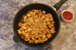 Соевое мясо с луком и томатной пастой - шаг 6 Соевое мясо с луком и томатной пастой - шаг 6