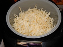 название картинки Солянка из капусты с сосисками в мультиварке