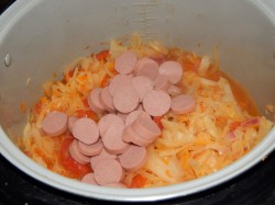 название картинки Солянка из капусты с сосисками в мультиварке
