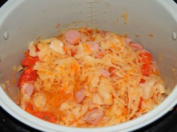 название картинки Солянка из капусты с сосисками в мультиварке