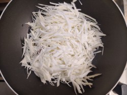 название картинки Тушеная капуста с морковью и луком