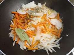 название картинки Тушеная капуста с морковью и луком
