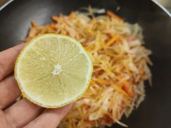 название картинки Тушеная капуста с морковью и луком
