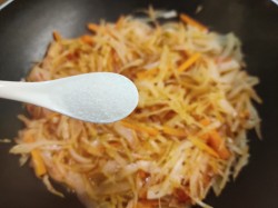 название картинки Тушеная капуста с морковью и луком