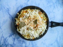 название картинки Вкусная солянка из свежей капусты на сковороде