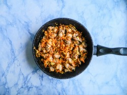 название картинки Вкусная солянка из свежей капусты на сковороде
