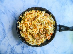 название картинки Вкусная солянка из свежей капусты на сковороде