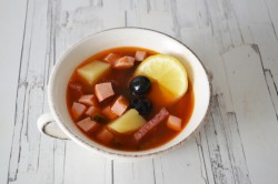 Солянка с лимоном