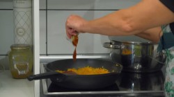 название картинки Суп солянка сборная мясная с колбасой и копченостями