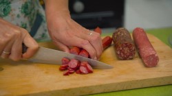 название картинки Суп солянка сборная мясная с колбасой и копченостями