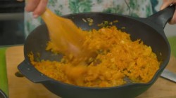 название картинки Суп солянка сборная мясная с колбасой и копченостями