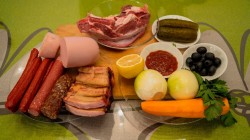 название картинки Суп солянка сборная мясная с колбасой и копченостями