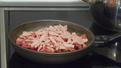 название картинки Суп солянка сборная мясная с колбасой и копченостями