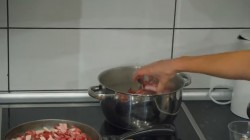 название картинки Суп солянка сборная мясная с колбасой и копченостями