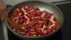 название картинки Суп солянка сборная мясная с колбасой и копченостями