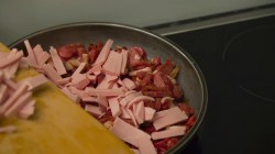 название картинки Суп солянка сборная мясная с колбасой и копченостями