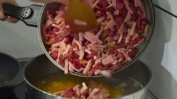 название картинки Суп солянка сборная мясная с колбасой и копченостями