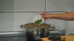 название картинки Суп солянка сборная мясная с колбасой и копченостями