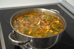 название картинки Суп солянка сборная мясная с колбасой и копченостями