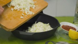 название картинки Суп солянка сборная мясная с колбасой и копченостями
