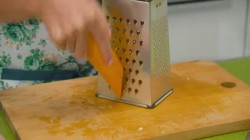 название картинки Суп солянка сборная мясная с колбасой и копченостями