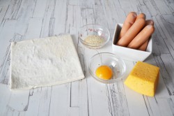 название картинки Сосиски с сыром в слоеном тесте