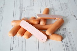 название картинки Сосиски с сыром в слоеном тесте