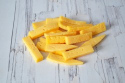 название картинки Сосиски с сыром в слоеном тесте