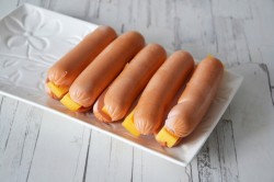 название картинки Сосиски с сыром в слоеном тесте