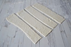 название картинки Сосиски с сыром в слоеном тесте