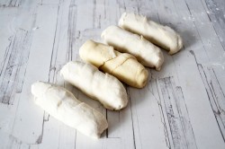 название картинки Сосиски с сыром в слоеном тесте