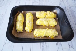 название картинки Сосиски с сыром в слоеном тесте