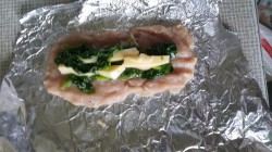 Сосиски со шпинатом и сыром